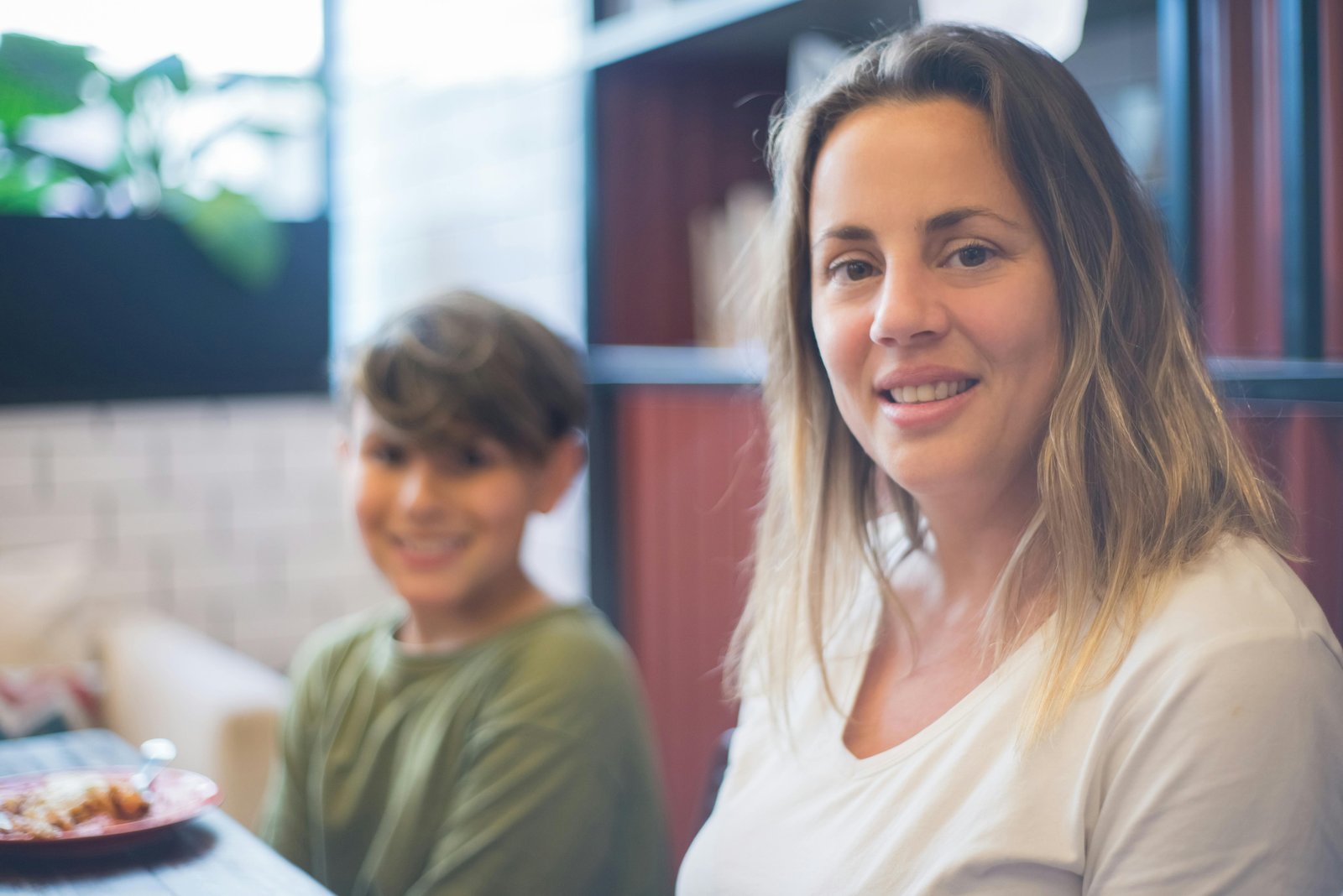 Persona mirando gráficos de crecimiento.